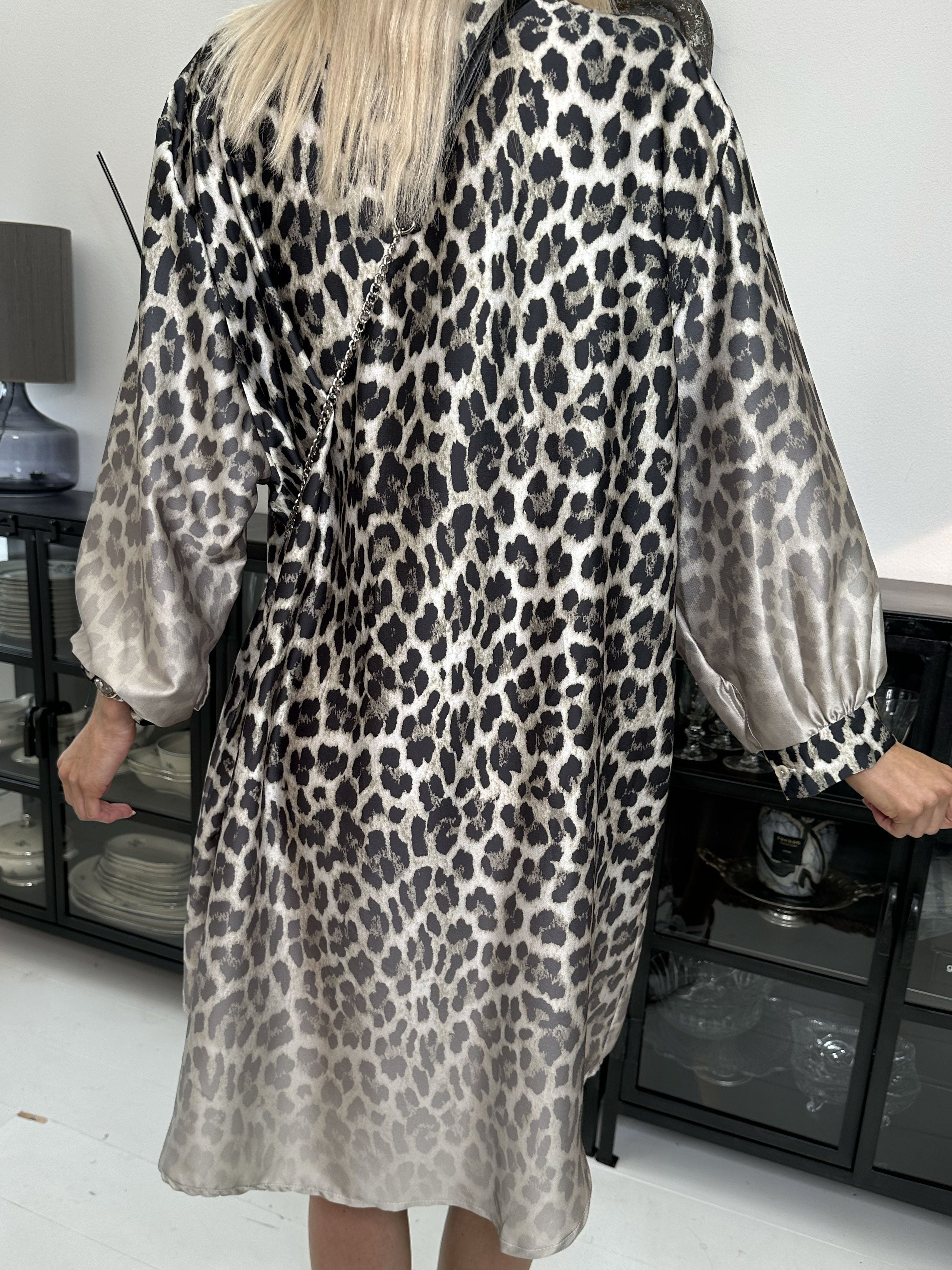 Anemone - Leopardskjorta i silkeslook